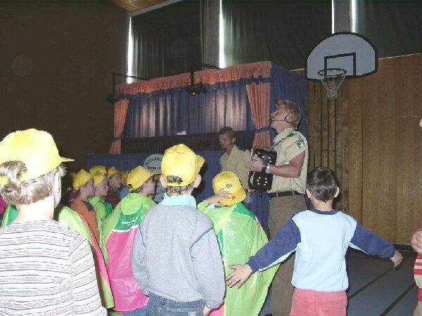 Erstklässler mit Polizeibeamten der Polizeidirektion Weiden