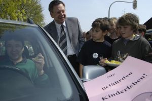 Jetzt kriegt er es auch noch schriftlich: „Sie gefährden Kinderleben!“