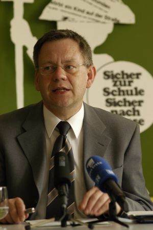 Staatssekretär Karl Freller bei der Presseerklärung am 23.04.2004 im Lehrerzimmer der Feldbergschule in München