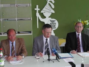 Staatssekretär Freller (Mitte) mit dem Pressesprecher der GA Hans-Dieter Krais (links) und dem Geschäftsführer der GA Walter Schwab (rechts)