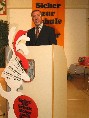 Rektor Steindl begrüßt die Ehrengäste und die Eltern der ABC-Schützen