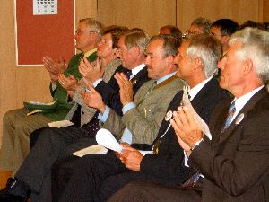 Die kurzweilige Begrüßung des Schulleiters wird mit viel Beifall bedacht