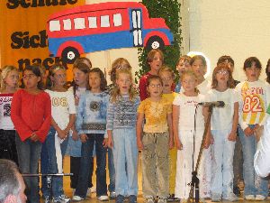 Der Chor der Pestralozzischule mit dem Lied "Schulbus", gekonnt vorgetragen unter der Leitung von Lehrerin Heidrun Leitz