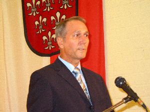 Direktor Schlenk von der Sparkasse Amberg-Sulzbach, "Dauersponsor" für die Schulwegsicherheit im Landkreis
