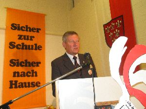 Herr Spruß vom Gau Nordbayern des ADAC verkündet eine "geldige Botschaft" für die Gemeinschaftsaktion