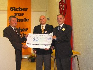 Herr Spruß vom Gau Nordbayern des ADAC und Herr Wagner übergeben ihre "sehr gute Idee" in Form eines Schecks an den Geschäftsführer der Gemeinschaftsaktion