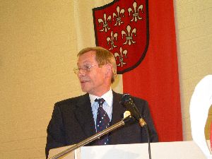 Geschäftsführer Schwab bei seinem Dank an die Veranstalter und Sponsoren, insbesondere für den 5000 Euro Scheck des ADAC Gau Südbayern und Gau Nordbayern