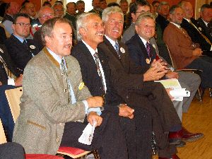 Die Ehrengäste freuen sich mit dem Geschäftsführer über die gelungene Veranstaltung