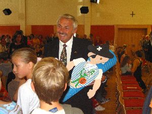 Schulamtsdirektor Glombitza begrüßt humorvoll die mehr als 120 ABC-Schützen