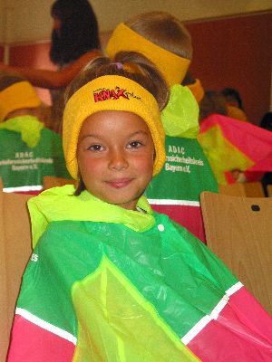 So hübsche Mädchen gibt es in Sulzbach-Rosenberg, natürlich beschützt mit dem Poncho des ADAC und dem Stirnband der Sparkasse und der Verkehrswacht