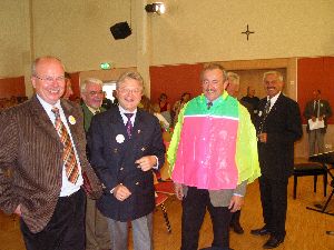 Nein, das ist der Stimmkreisabgeordnete, MdL Kustner, der sich und den anderen im Poncho des ADAC gut gefällt