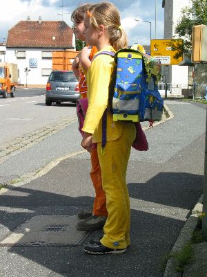 So ist es recht: Helle Kleidung, Schulranzen mit Reflektoren und vor dem Überqueren der Straße genau schauen, ob auch kein Auto kommt!
