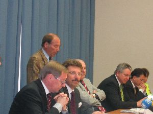 Hans-Dieter Krais, Pressesprecher der GA und Moderator auf der Pressekonferenz (stehend) mit Staatsekretär Georg Schmid, Bayer. Staatsministerium des Innern