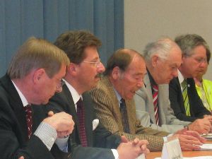 Staatssekretär Georg Schmid, flankiert vom Geschäftsführer Walter Schwab und Pressesprecher Hans-Dieter Krais, beide Gemeinschaftsaktion