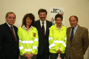 Gemeinschaftsaktion Geschäftsführer Schwab, Schulweghelferin Frau Ruckdeschel, Staatssekretär Schmid, Schulweghelferin Frau Glöckl, Pressesprecher Krais