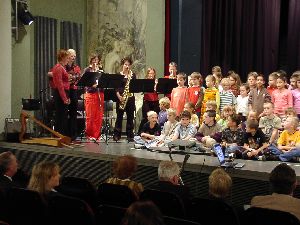 Eine „heiße“ LehrerInnen – Band mit den Viertklässlern der Grundschule Mindelheim