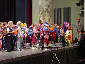 Rektor Ruf begrüßt die Erstklässler aus Mindelheim