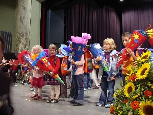 Erwartungsvoll schauen die ABC-Schützen ins Publikum