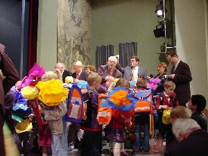 Die Ehrengäste verteilen die Ponchos des ADAC und die gelben Baseballkappen