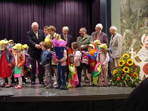 Jedes Kind auf der Bühne bekommt die Sicherheitskleidung
