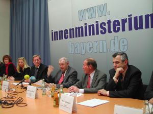 Teilnehmer der Pressekonferenz mit dem bayerischen Staatsminister des Innern, Dr. Günther Beckstein, am 03.04.2006 im Bayer. Staatsministerium des Innern