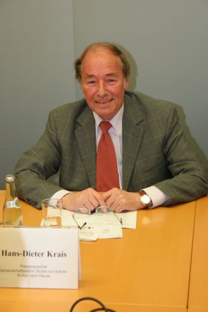 Der Pressesprecher der Gemeinschaftsaktion, Hans-Dieter Krais, leitet professionell die Pressekonferenz und führt sehr gekonnt durch die Themenbereiche