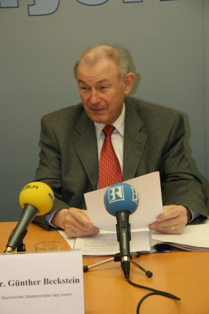 Innenminister Dr. Günther Beckstein beim Vortrag der Presseerklärung