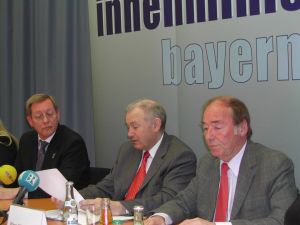 Aufmerksame Zuhörer: Geschäftsführer Walter Schwab (links) und Pressesprecher Hans-Dieter Krais (rechts)