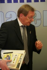 Geschäftsführer Walter Schwab mit einem Bündel von Medien