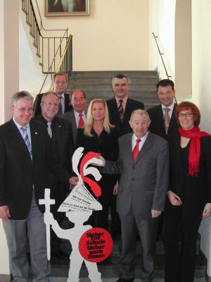 Gruppenbild der Referenten mit dem Innenminister und mit der Symbolfigur der Gemeinschaftsaktion, liebevoll &bdquo;Sicherheitsmanderl&ldquo; genannt