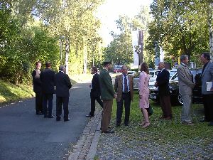 Aufmarsch der VIP's vor dem gro&szlig;en Ereignis vor der Schule im Gr&uuml;nen