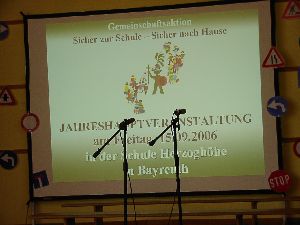 Begr&uuml;&szlig;ung: Mit Laptop und Beamer werden die G&auml;ste &uuml;ber den Verlauf der Veranstaltung informiert