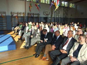 Jetzt warten die G&auml;ste und Eltern auf das, was da kommt.