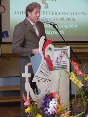 Hier sehen wir den Moderator nochmals in ganzer Gr&ouml;&szlig;e