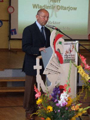Rektor Wladimir Oltarjow begr&uuml;&szlig;t die G&auml;ste