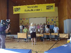 Unsere Lehrerinnen und unsere gr&ouml;&szlig;eren Sch&uuml;ler legen sich ganz sch&ouml;n ins Zeug mit dem Verkehrschaos und dem Lied Klingelinggeling, a Fohrrod kimmt