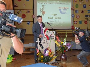 Jetzt hat er sich schon wieder beruhigt, vielleicht weil er ins Fernsehen kommt, und da t&auml;t ihn dann der Schirmherr der Gemeinschaftsaktion, der Herr Ministerpr&auml;sident Stoiber, sehen und vielleicht sogar schimpfen, das er nicht so pl&auml;rren soll.