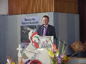 Und jetzt, wo er gar richtig lacht, verrat' ich euch, dass das mit dem Pl&auml;rren gar nicht wahr ist, sondern ein Spa&szlig; war, weil halt das Bild die Geschichte hergab.