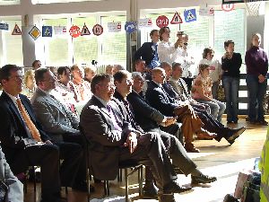 Jetzt sitzt der Freund und F&ouml;rderer der Schulkinder und der Gemeinschaftsaktion wieder brav auf seinem Stuhl und wartet auf die Erstkl&auml;ssler.
