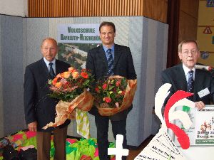 Jetzt gibt der Herr Schwab dem Rektor der Schule, Herrn Oltarjow, und dem Vorsitzenden der Verkehrswacht Bayreuth, Herrn Hübner, auch noch Blumen (für ihre Frauen daheim).