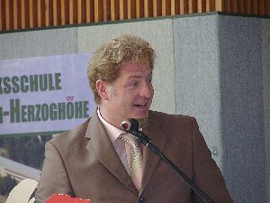 Endlich, jetzt gibt uns der Moderator das Zeichen, dass wir kommen k&ouml;nnen.