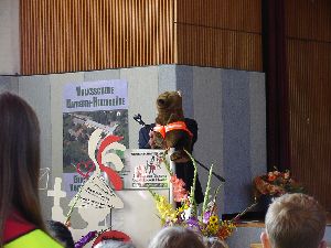 Ja was ist denn das, ein B&auml;r am Rednerpult, geht der vielleicht auch in die Schule?