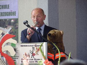 Aha, der Rektor ist das, mit unserem Schul-Maskottchen, dem B&auml;ren.