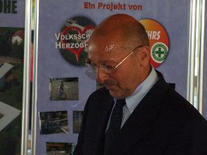 Der Rektor hei&szlig;t uns jetzt willkommen in der sch&ouml;nsten Schule Oberfrankens - sagt er - und auch sagt er, dass wir froh sein sollen, in so eine sch&ouml;ne Schule gehen zu d&uuml;rfen - na, warten's wir mal ab.