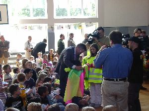 Hier nochmals der Herr Freller, unterst&uuml;tzt von seiner Sch&uuml;lerlotsin.