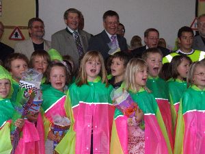 Am Schluss haben sie uns alle auf die B&uuml;hne geholt (zwecks der Farbigkeit) und sich hinter und aufgestellt (zwecks der Wichtigkeit) und uns alle fotografieren lassen, zwecks der Erinnerung an dieses sch&ouml;ne Fest.