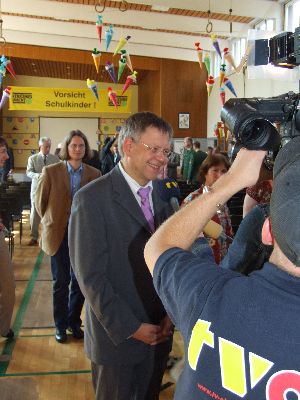 Der Herr Staatssekret&auml;r beim Interview mit dem Bayerischen Fernsehen (Abendschau), gell, da schaugt's, was f&uuml;r ein Presseecho wir haben.