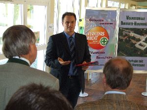 Der Herr H&uuml;bner, Erster Vorsitzender der Verkehrswacht Bayreuth, stellt das neue Projekt KVS vor - KVS hei&szlig;t Kinderverkehrsschule und soll die Sch&uuml;ler auf die Fahrradpr&uuml;fung in der 4. Klasse vorbereiten.