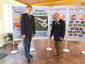 Herr Oltarjow und Herr H&uuml;bner vor den Informationstafeln - da w&uuml;nschen wir viel Erfolg!