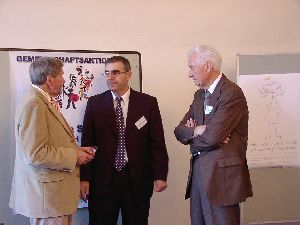 EPHK Schröder im Gespräch mit Herrn Fuchs und dem Bezirksvorsitzenden der Verkehrswacht Niederbayern, Herrn Joachim Baumann (rechts im Bild)